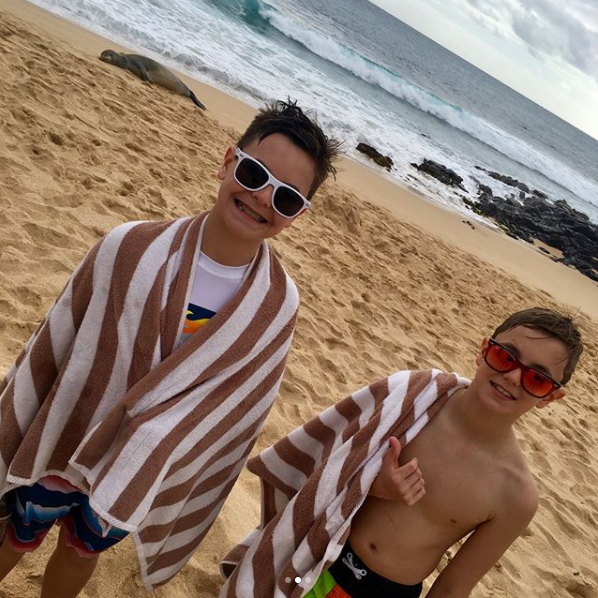 Бритни позировала со своими сыновьями Шоном, 12 лет, и Джейденом, 11 лет, когда они наслаждались поездкой на пляж