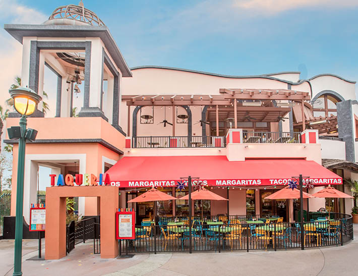 Tortilla Jo's - это мексиканский ресторан и текила-бар в центре Дисней Анахайм, где можно пообедать на свежем воздухе и посетить большое пространство для проведения частных мероприятий
